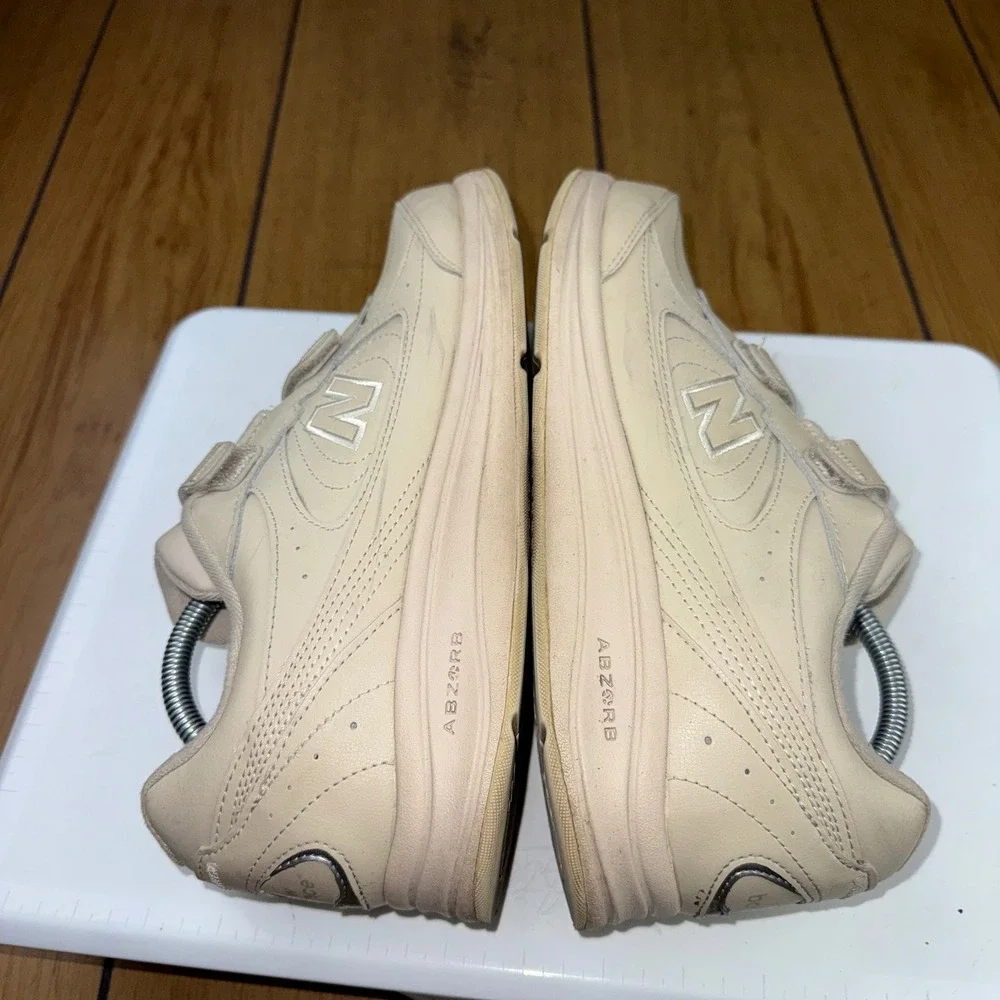 New Balance 577 Hook and Loop Walking Shoes Mens 9.5 Wide 2E Bone Beige MW577VB
